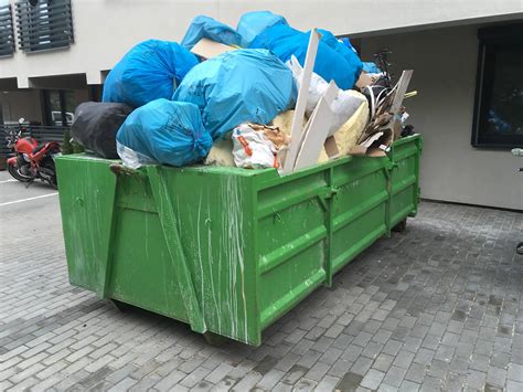 Wywóz śmieci i kontenery odpady maj 2022